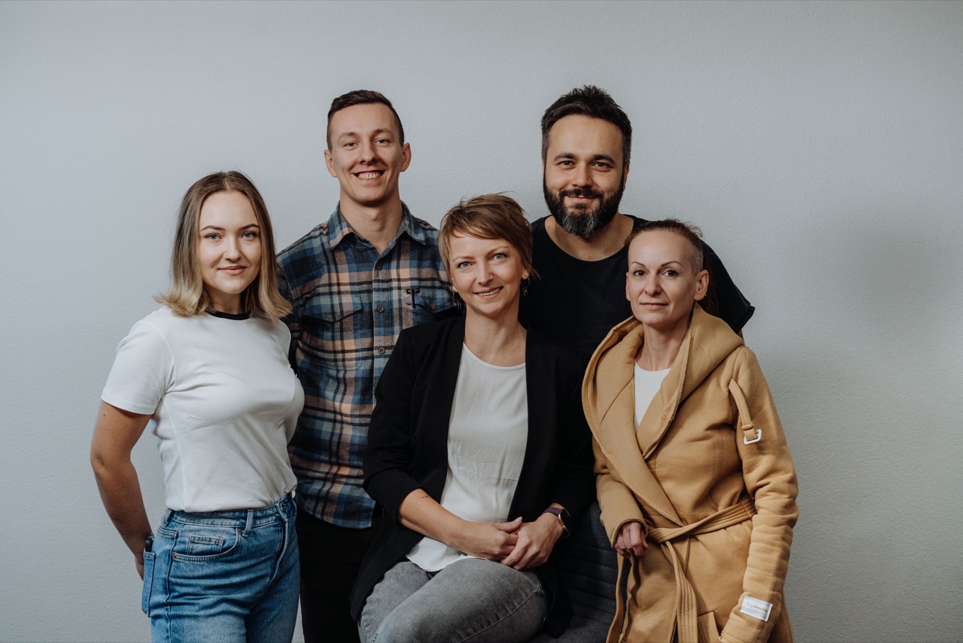 Equipo de Handymade — cinco miembros del equipo en el taller