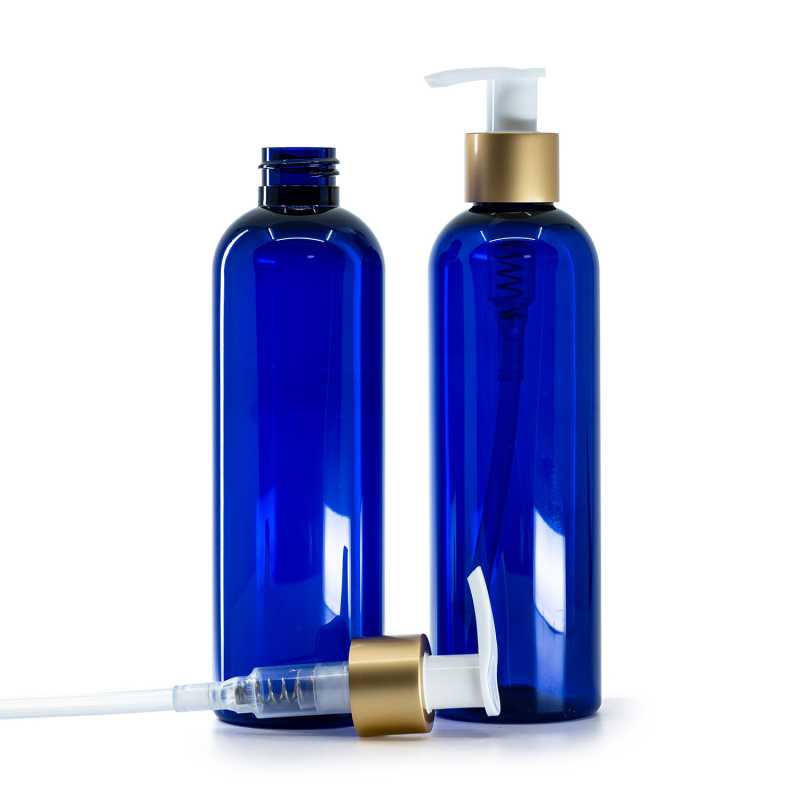 Botella de plástico azul, bomba blanca con anillo dorado mate, 250 ml