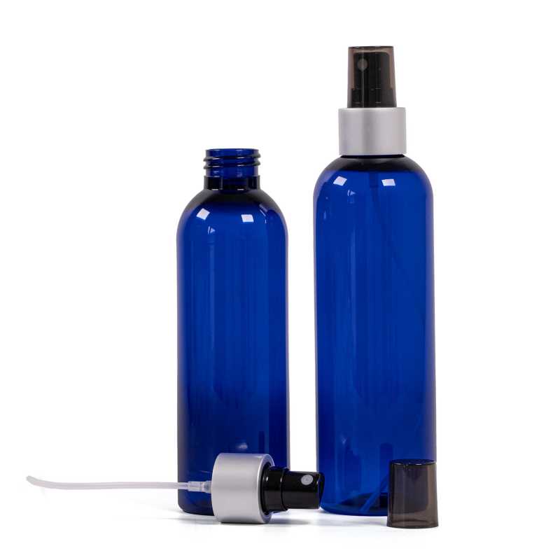 Botella de plástico azul, pulverizador negro, collar plateado mate, sobretapa ahumada, 250 ml