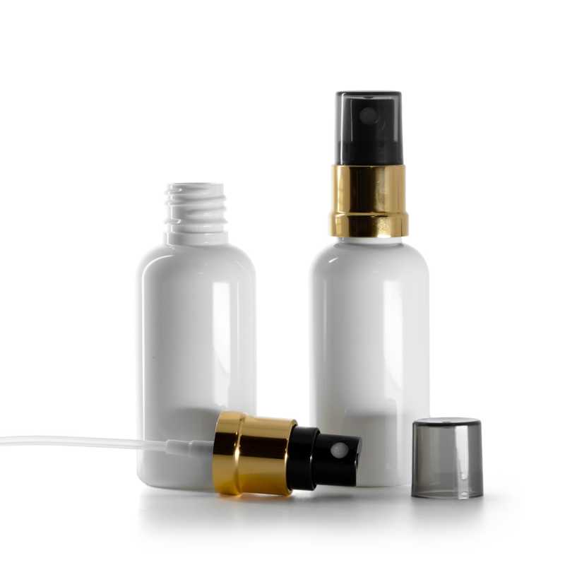 Frasco de plástico blanco, pulverizador negro y dorado, sobretapa ahumada, 50 ml