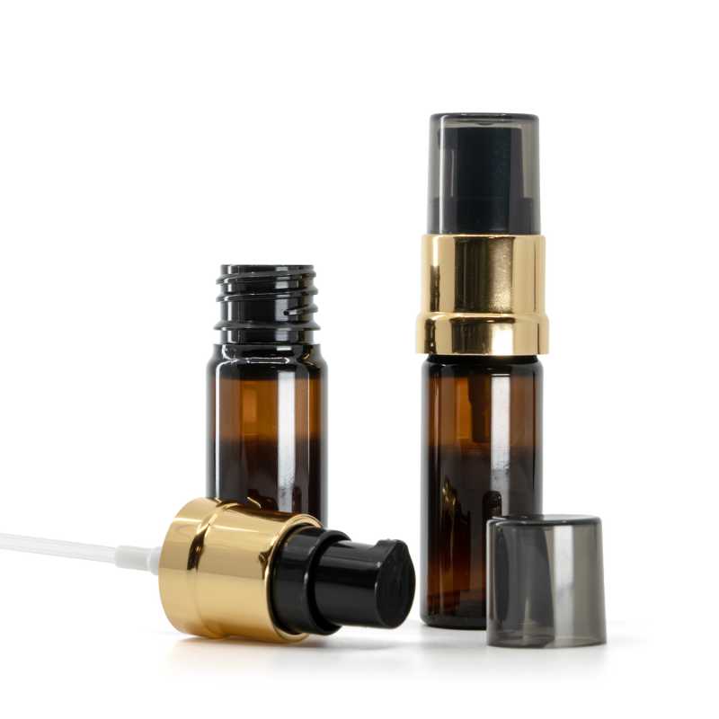Frasco de plástico marrón, bomba negra-dorada brillante con sobretapa ahumada, 10 ml