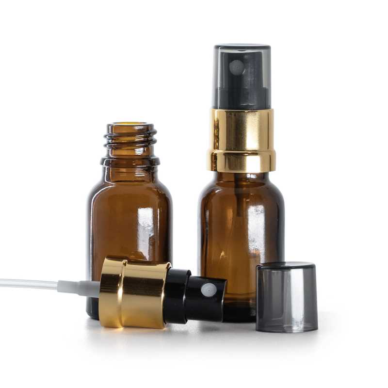 Frasco de vidrio ámbar, pulverizador negro y dorado, sobretapa ahumada, 15 ml