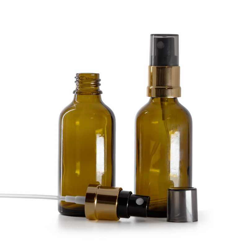 Frasco de vidrio ámbar, pulverizador negro y dorado con sobretapa ahumada, 50 ml