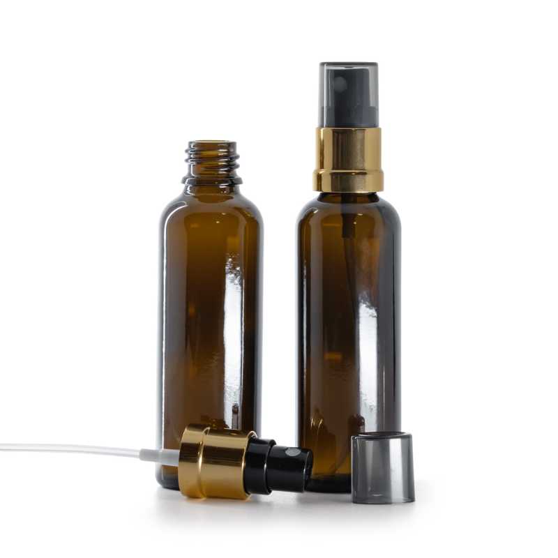Frasco de vidrio ámbar, esbelto, pulverizador negro y dorado con sobretapa ahumada, 50 ml