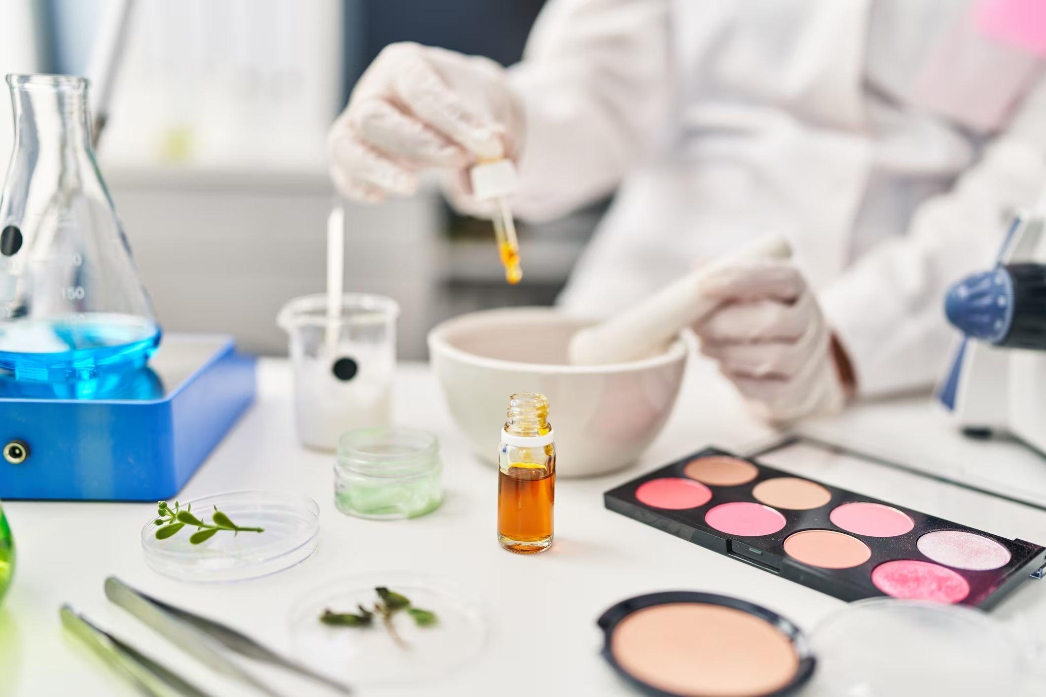Lectura de la lista de ingredientes INCI en una etiqueta cosmética