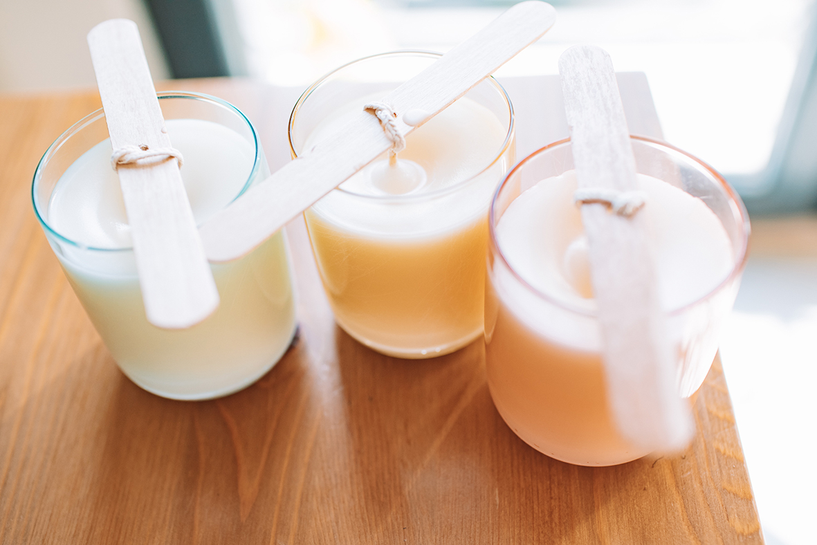 Velas creadas a partir de ceras Handymade. Tres recipientes de vidrio con cera líquida transparente, recién vertida.